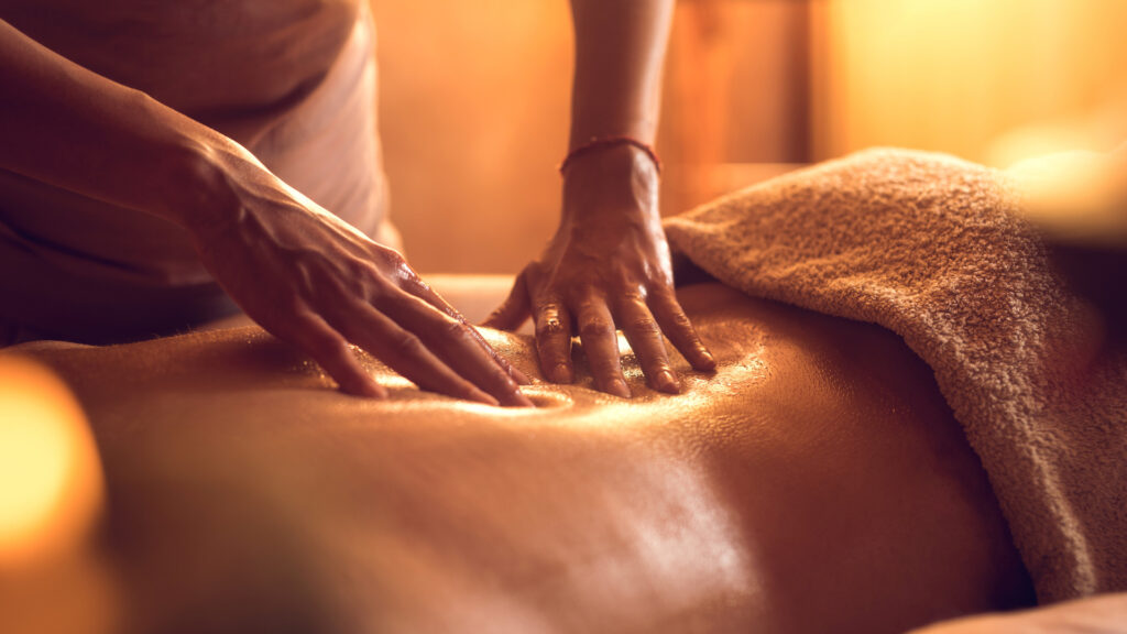 5 Effets de massages sur votre santé (Kolyns) 5 Effets de massages sur votre santé
une femme en pleine séance de massage